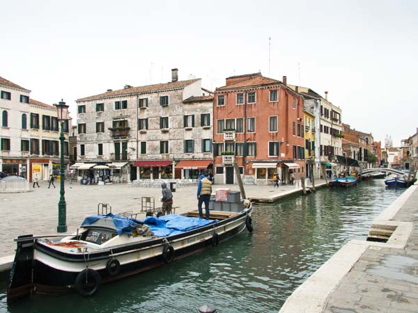 Campo San Barnaba,Dorsoduro,Venice,Venezia,Buildings,Boats,Canal