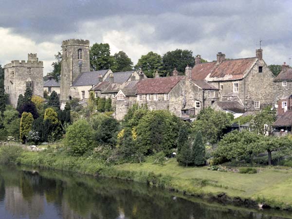 West Tanfield,Buildings
